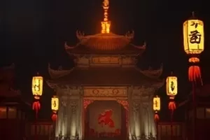 玖玖视频首页横版主推展映位，夜间城市天台剧集画面